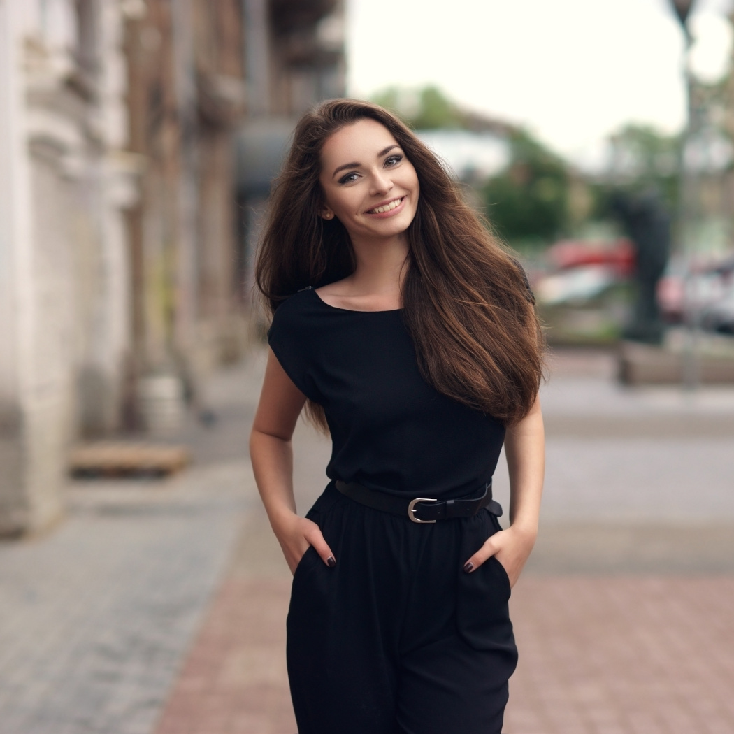Sukienka na bierzmowanie –  jaką wybrać? Sprawdź pomysły na modny strój zgodny z dress codem!